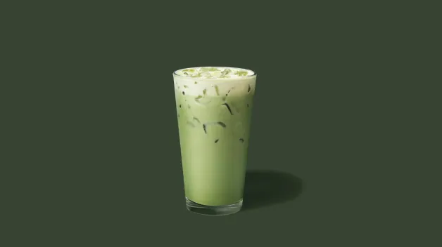 Matcha dans une tasse transparente sur fond vert